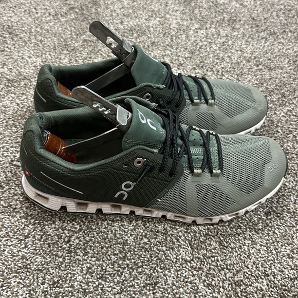 On running women’s 9.5 cloud running shoes olive and light green - Picture 2 of 7